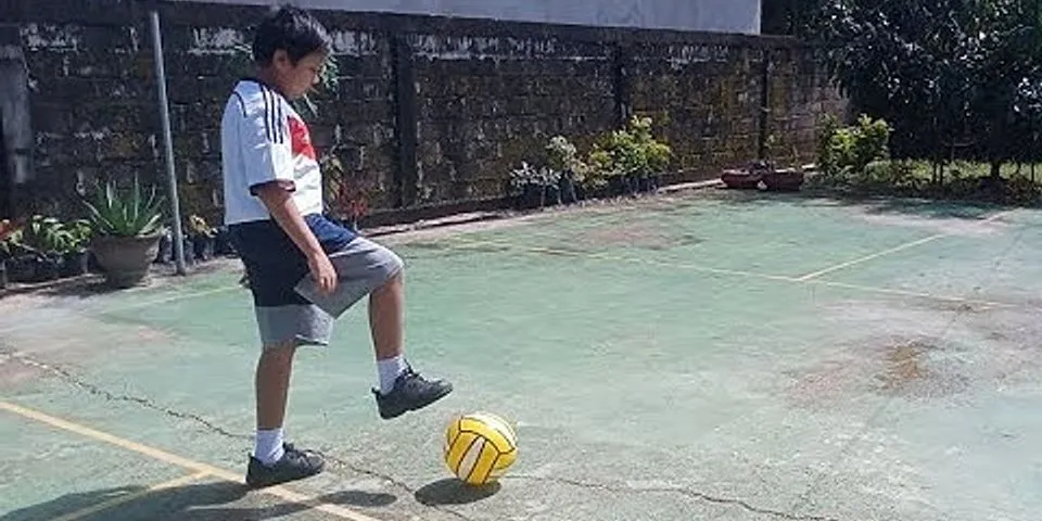 Bagaimana cara menahan bola dengan menggunakan kaki bagian dalam?