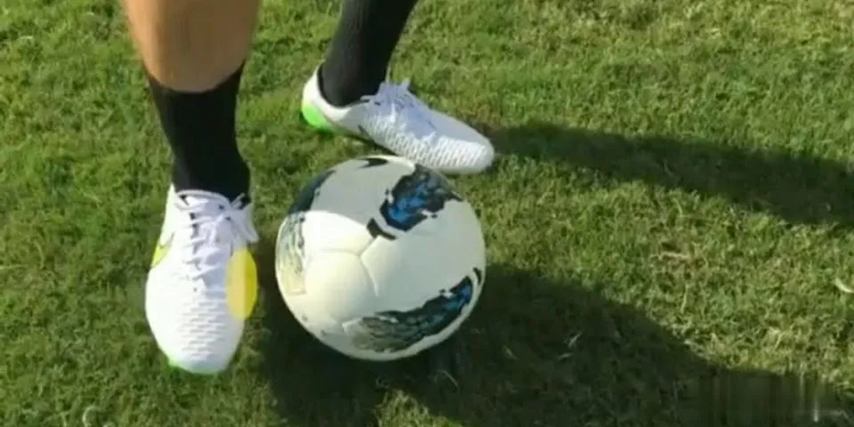Bagaimana cara mengumpan bola dengan benar?